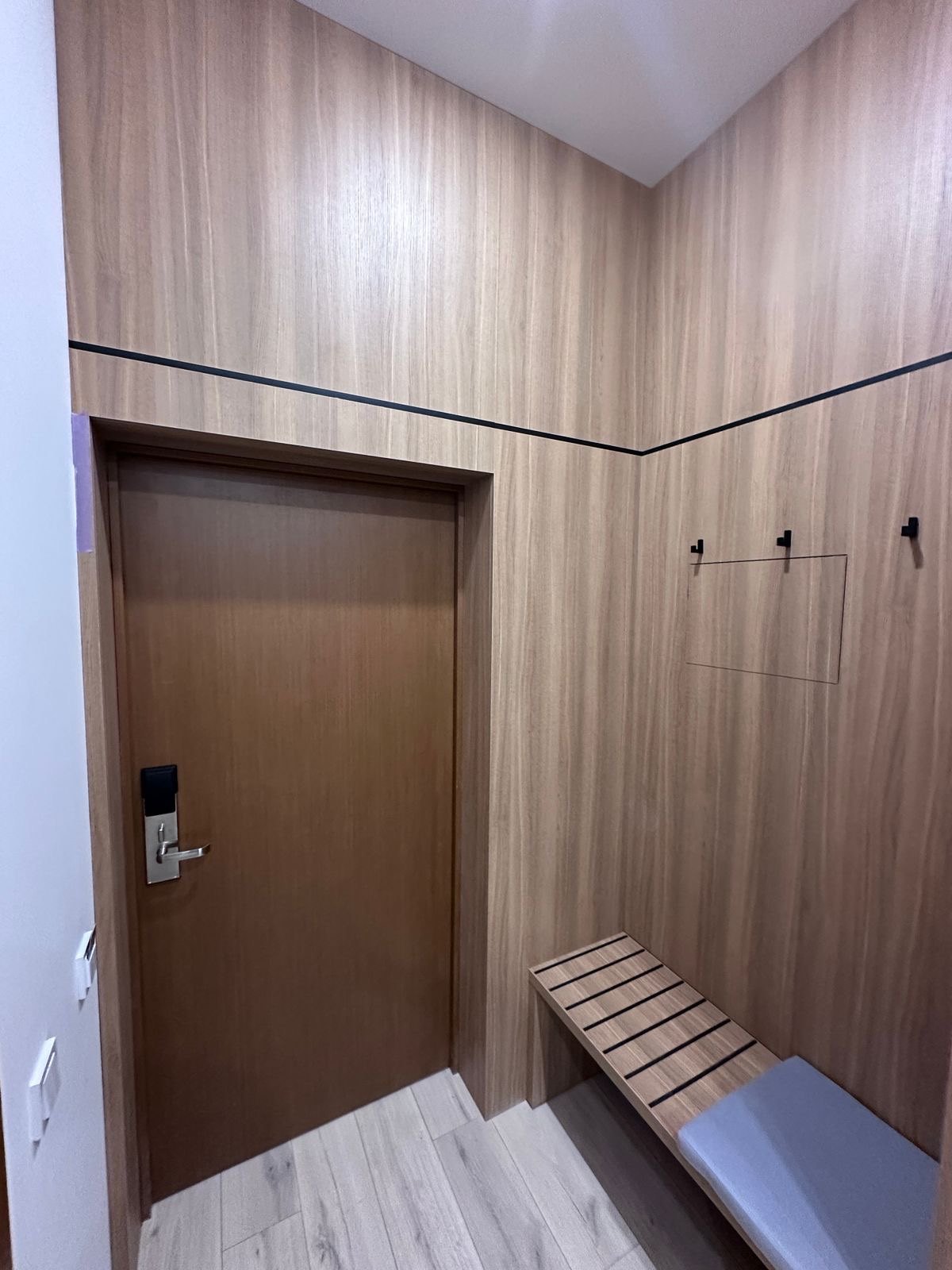 Дверь и стеновые панели в прихожей