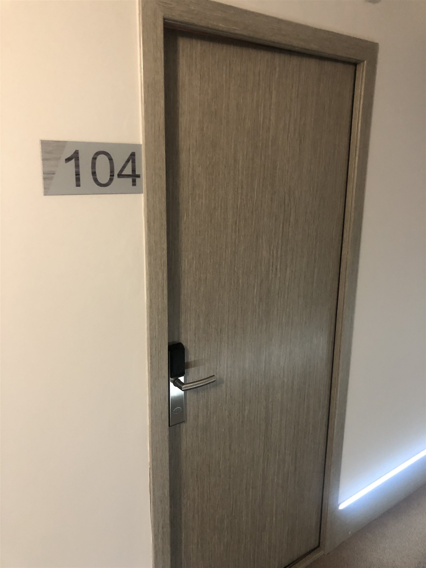 Дверь помещения 104