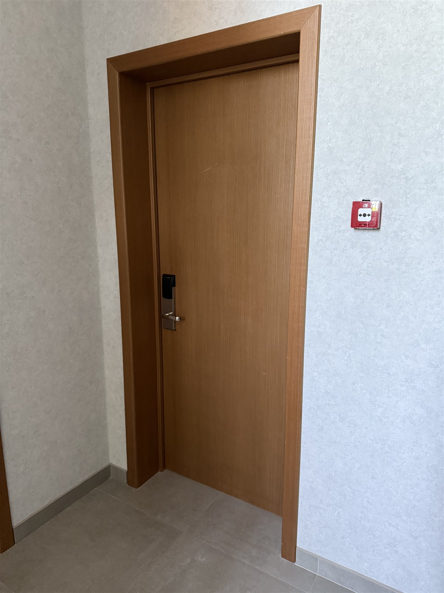 Дверь с электронным замком в нише