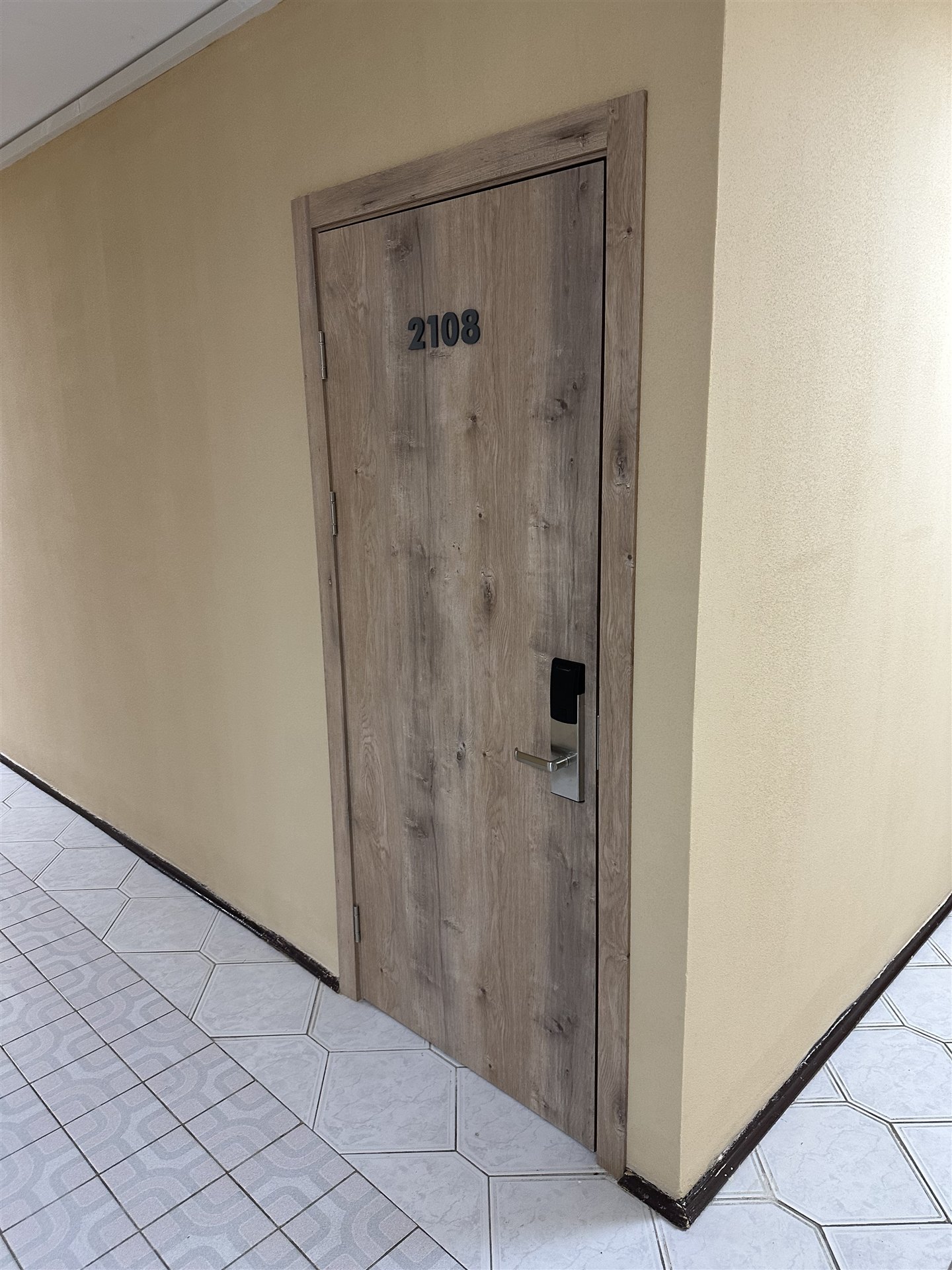 Дверь гостиничного номера 2110