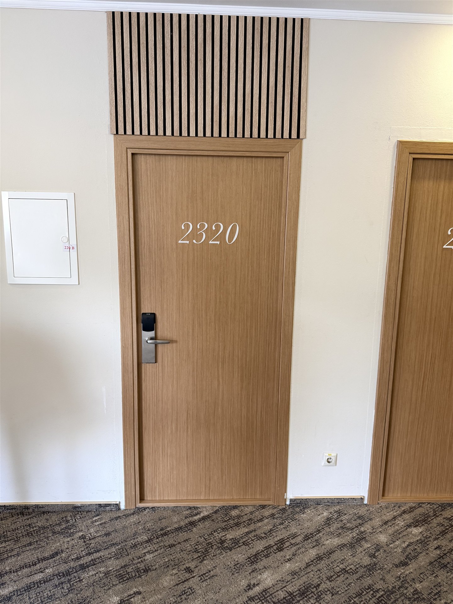 Дверь гостиничного номера 2320
