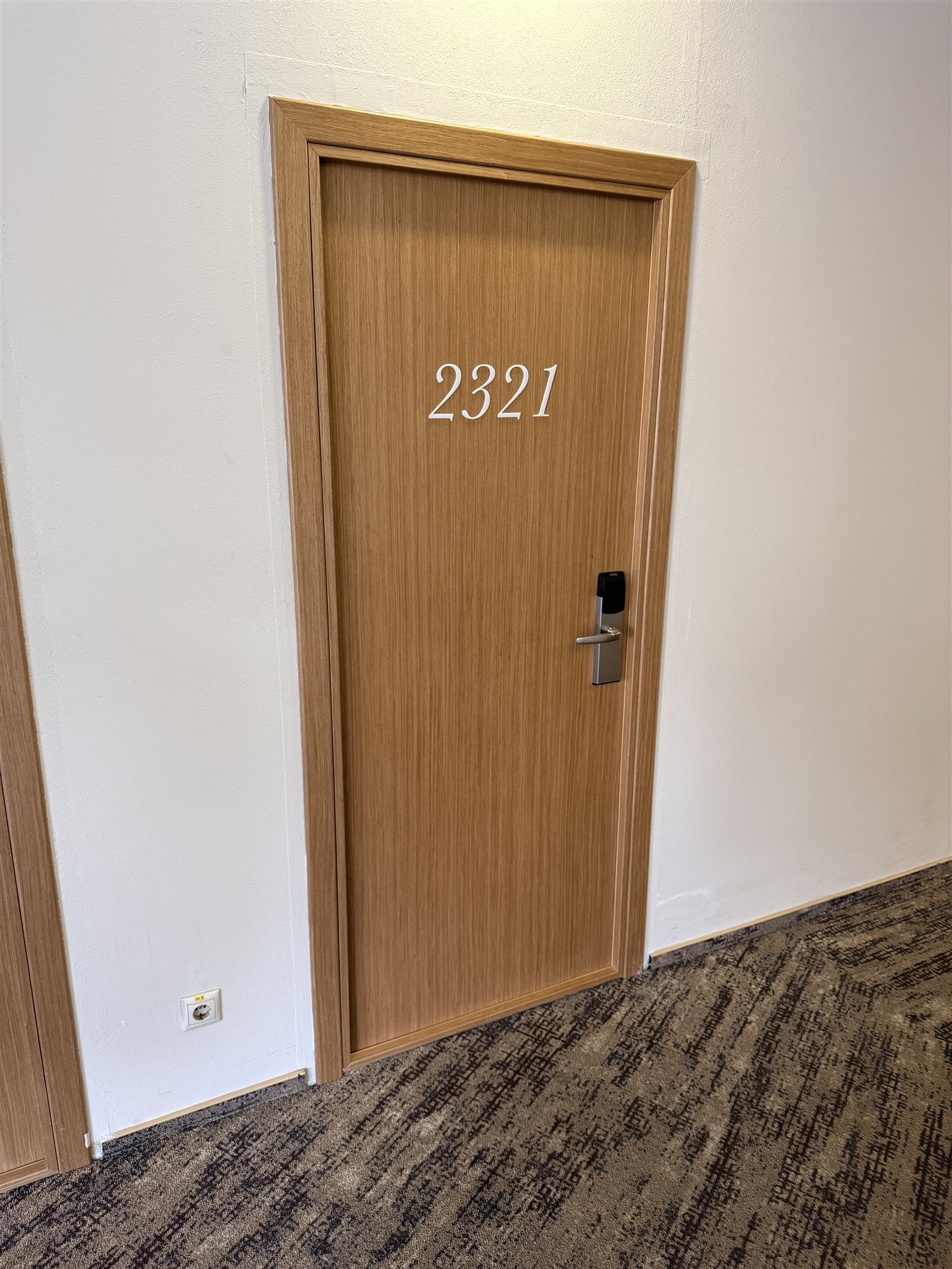 Дверь гостиничного номера 2321