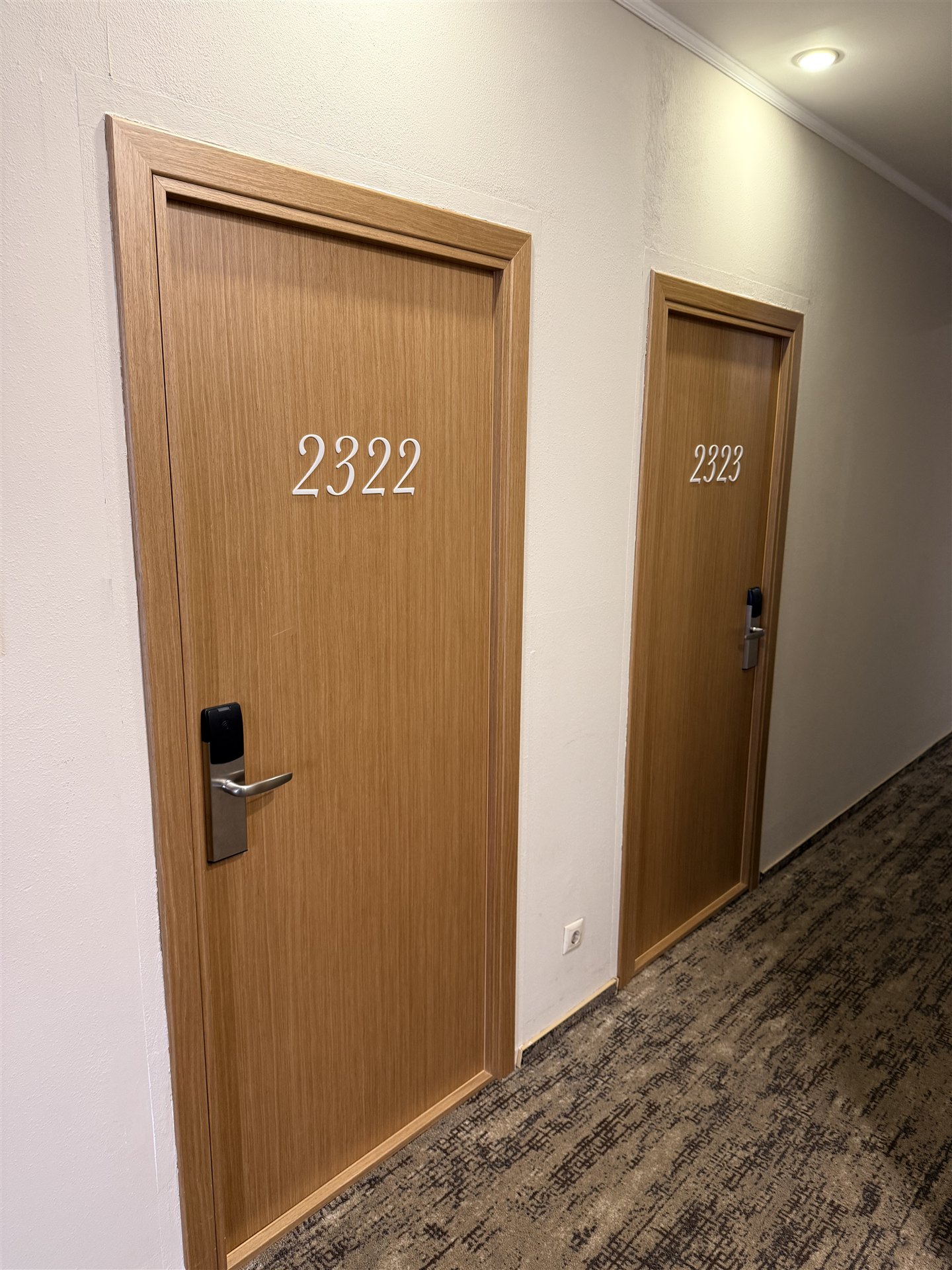 Дверь гостиничного номера 2322
