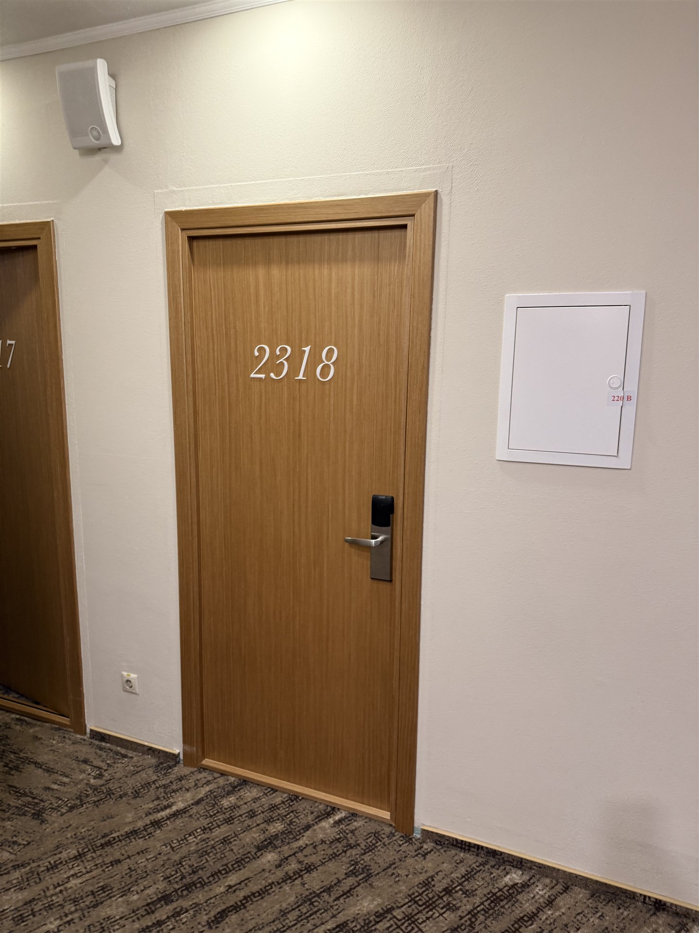 Дверь гостиничного номера 2318